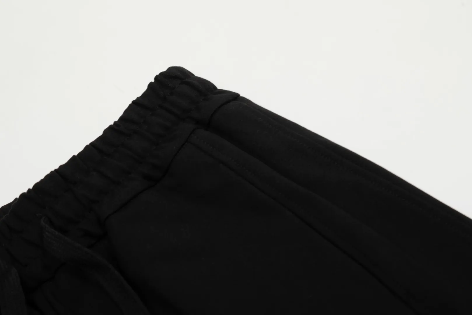 🅿️250 "Top quality" Style number: T7002# [Ralph Lauren solid color pony embroidered logo simple casual wide-leg trousers] ✅Ralph Lauren classic basic versatile unisex wide-leg spliced couple straight trousers ✅Brocade and cotton Roman cloth splicing technology ✅The version is restored to the original single The maximum size can be worn up to 170 pounds Loose, comfortable and stress-free ✅The upper body is simple and easy to match ootd must-have Good-looking clothes are never chosen by anyone. A must-have in couples’ wardrobes. Size: S-XL. Color: floral gray, black, yellow, and fruit green.